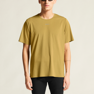 Craft Pro Trail Shirt Herren in Khaki, aus leichtem, atmungsaktivem Material, mit rundem Halsausschnitt und kurzen Ärmeln, präsentiert auf einem Modell in Kombination mit schwarzen Laufshorts.