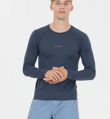 Endurance Felipe Shirt lang seamless in marineblau, aus nahtlosem, funktionalem Material. Das langärmlige Shirt bietet einen schlichten Schnitt und ist für sportliche Aktivitäten geeignet.
