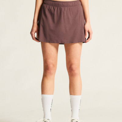 Craft Hypervent Laufrock in der Farbe flint, aus leichtem, atmungsaktivem Material. Der Rock hat einen elastischen Bund und ist in einer sportlichen, knielangen Passform gestaltet.