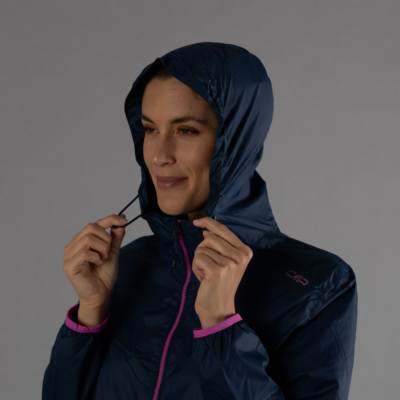CMP Regenjacke Damen in Blau, erhältlich in den Größen S bis XL, aus leichtem, wasserabweisendem Material. Die Jacke verfügt über eine Kapuze und einen durchgehenden Reißverschluss, ergänzt durch pinke Details an Kragen und Ärmel.