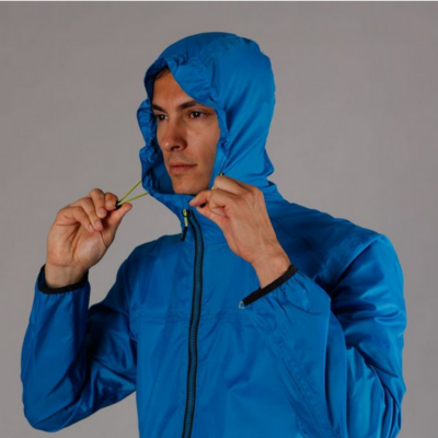 CMP Regenjacke für Herren in blau, Größen S - 3XL, aus leichtem Material mit einem Gewicht von 310g, inklusive Kompressionstasche. Die Jacke hat einen verstellbaren Kapuzenzug und einen durchgehenden Reißverschluss.