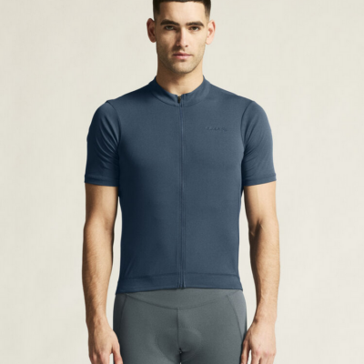 Craft Everyday SS casual Tee 2 - Fullzip Radshirt in dunkelblau, aus atmungsaktivem Material, mit kurzem Reißverschluss und kurzen Ärmeln, präsentiert von einem männlichen Modell mit körperbetontem darunter.