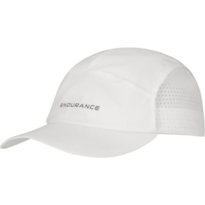Endurance Run Cap in weiß, hergestellt aus leichtem, atmungsaktivem Material. Die Kappe hat ein schlichtes Design und Belüftungslöcher an den Seiten für optimale Luftzirkulation.