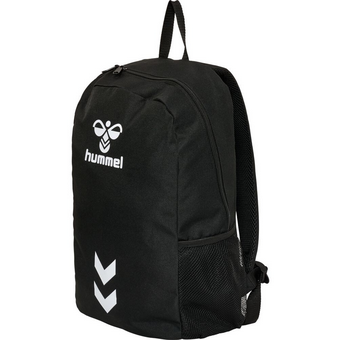 Hummel Rucksack in Schwarz, hergestellt aus robustem Polyester, mit einem Hauptfach und Netzseitentaschen. Das Design umfasst das Hummel-Logo und weiße Zickzackmuster auf der Vorderseite.