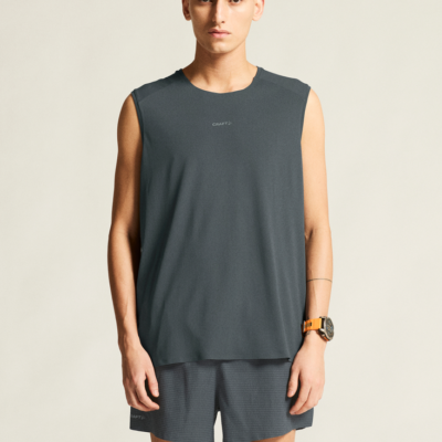 Craft Hypervent Sleeveless Männer - Norit im dunkelgrauen Farbton, gefertigt aus leichtem, atmungsaktivem Material, präsentiert einen schlichten Schnitt ohne Ärmel, ideal für sportliche Aktivitäten.