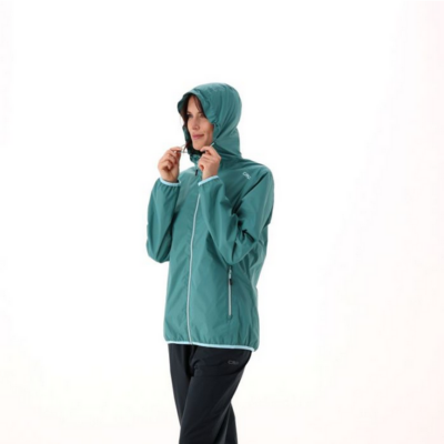 CMP Regenjacke Damen in Türkis, Größe S - XL, leicht mit einem Gewicht von 230 g. Die Jacke verfügt über eine Kapuze und seitliche Reißverschlusstaschen. Sie wird mit einem Kempressionbag geliefert.