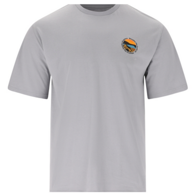T-Shirt Outdoor Saloma Herren in grau, aus leichtem Baumwollmaterial mit einem Logo auf der linken Brust. Das Shirt hat kurze Ärmel und einen Rundhalsausschnitt.