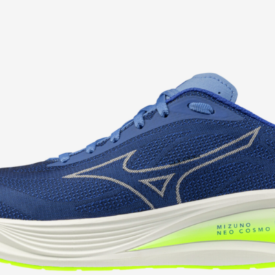 Mizuno Neo Cosmo Laufschuh Herren in Blau mit grauen Akzenten und einer weißen Zwischensohle. Der Schuh hat eine atmungsaktive Oberseite aus Textil und verstärkten Bereichen für Halt und Stabilität.