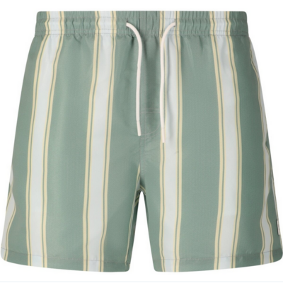 Badehose Fileyer Swim Short NOU in grün mit weißen und gelben Streifen, aus leichtem, schnelltrocknendem Material gefertigt, mit elastischem Bund und Kordelzug für eine individuelle Passform.