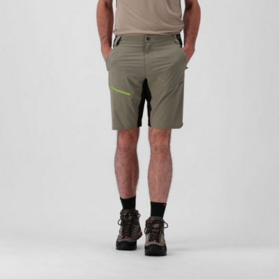CMP Trekking Bermuda Herren in salvia, aus leichtem, atmungsaktiven Material, mit seitlichen Taschen und kontrastierendem grünen Reißverschluss, ideal für Outdoor-Aktivitäten, gezeigt auf einem Mann mit Wanderschuhen.