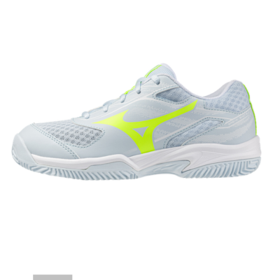 Mizuno Break Shot Junior Tennisschuh in hellblau mit leuchtend gelben Akzenten, hergestellt aus atmungsaktivem Mesh und synthetischem Material, ideal für den Tennisplatz.