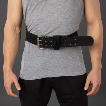 Chiba Ledergürtel in schwarz, hergestellt aus hochwertigem Leder. Der Gürtel ist mit einer stabilen Metallbuckle und mehreren Löchern zur individuellen Anpassung versehen, ideal für den Sport.
