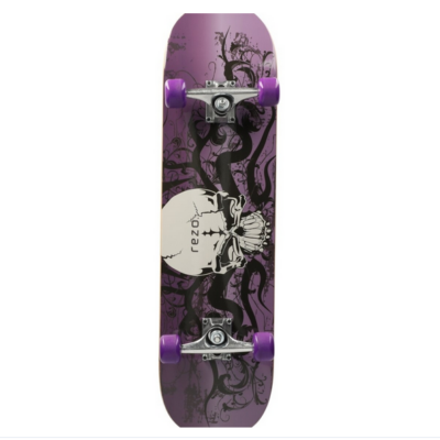 Kona Skateboard in lila mit einem grafischen Design, das einen Totenkopf und geschwungene Linien zeigt. Aus Holz gefertigt, mit lila Rollen und Truck-System, ideal für Skateboard-Anfänger und -Fortgeschrittene.
