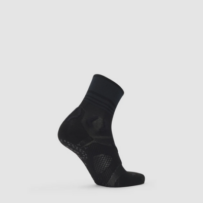 one trail one grip Laufsocken für Trailrunning in Schwarz, aus atmungsaktivem Material mit einem rutschfesten Design, das optimalen Halt bietet. Die Socken haben eine mittlere Länge und spezielle Konstruktionen für zusätzlichen Komfort während des Laufens.