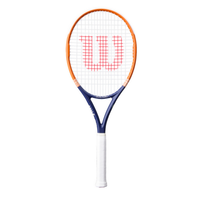 Tennisschläger Wilson Roland Garros Equipe HP in orange und blau mit einem weißen Griff. Der Schläger verfügt über ein Netz mit rotem Logo und ist speziell für Tennisliebhaber konzipiert.