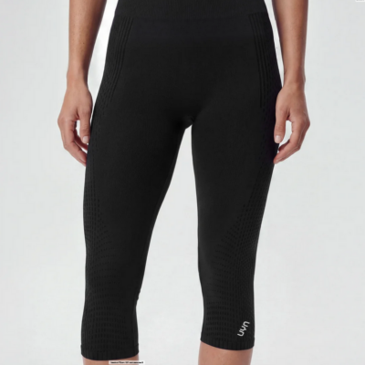 UYN Woman Running 3/4 Tight Kymra in schwarz, aus atmungsaktivem Material mit strukturiertem Design und elastischem Bund, ideal für sportliche Aktivitäten.
