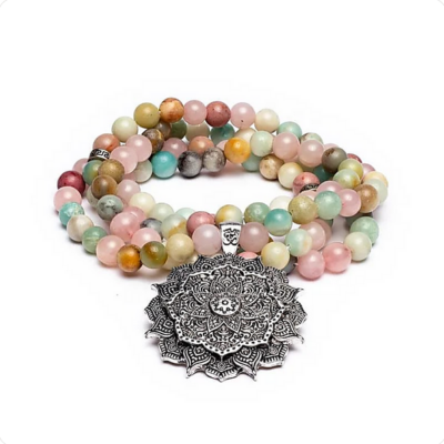 Mala Rosenquarz/Amazonit/Rhodonit + Lotus besteht aus einer Vielzahl von bunten, runden Perlen in Rosa- und Grüntönen sowie einem großen, verzierten silbernen Anhänger mit Lotus-Motiv.