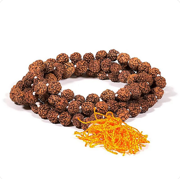 Mala Rudraksha 108 Perlen mit oranger Quaste, bestehend aus braunen Rudraksha-Perlen, die zu einer Kette gereiht sind und an einem Ende mit einer leuchtend orangefarbigen Quaste abschließen.