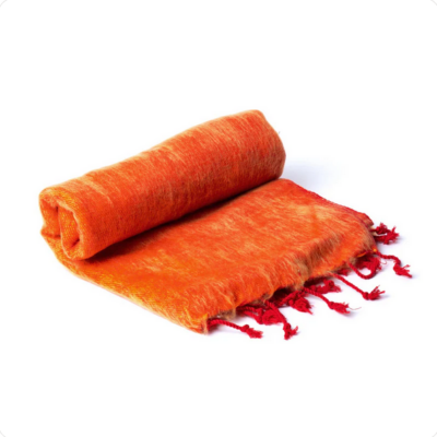 Meditationskissen Blume des Lebens Hörnchen - Halbmond in leuchtendem Orange mit fransenverziertem Rand. Das Kissen ist aus weichem Material gefertigt und bietet eine bequeme Sitzfläche.