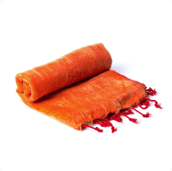 Meditationskissen Blume des Lebens Hörnchen - Halbmond in leuchtendem Orange mit fransenverziertem Rand. Das Kissen ist aus weichem Material gefertigt und bietet eine bequeme Sitzfläche.
