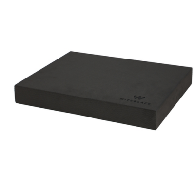 WITBLAZE Balance Pad - WB in Schwarz, aus rutschfestem Schaumstoff gefertigt, mit einer flachen, rechteckigen Form und rutschfester Oberfläche für Stabilität.