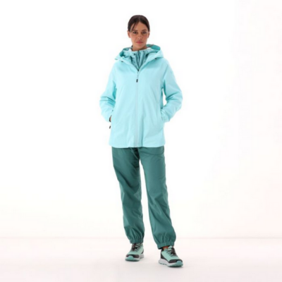 CMP Regenjacke Damen in hellblau, hergestellt aus leichtem und wasserdichtem Material. Die Jacke hat eine Kapuze und Reißverschluss vorne.