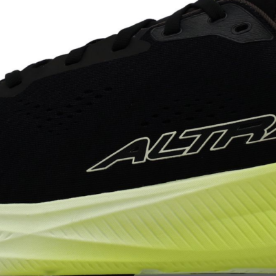 Altra Torin ST Herren - Laufschuh in schwarz mit gelben Akzenten, gefertigt aus einem atmungsaktiven Obermaterial und einer dämpfenden Zwischensohle, die flexibles Laufen unterstützt.