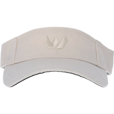 Game Visor - Schildkappe in Beige, aus strapazierfähigem Material mit einem breiten Schirm und einem gestickten Logo auf der Vorderseite.
