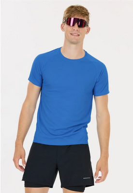 T-Shirt Endurance Geaymay Herren in blau, aus atmungsaktivem Material, mit kurzen Ärmeln und Rundhalsausschnitt, abgebildet auf einem männlichen Model in sportlicher Pose.
