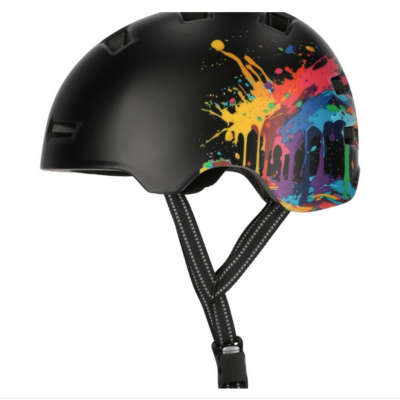 Crazysafety Splash Skate- und Inline-Helm in Schwarz mit buntem Farbklecks-Design, ausgestattet mit einem verstellbaren Kinnriemen und Belüftungsöffnungen für angenehmen Tragekomfort.
