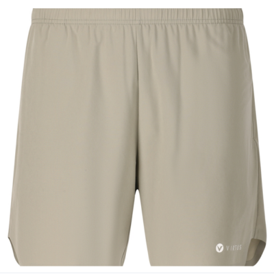 Virtus Spier V2 Männer Short in crème color, featuring an elastic waistband for comfort, made of lightweight fabric for easy wear. The shorts display the Virtus logo in white on the bottom right.
