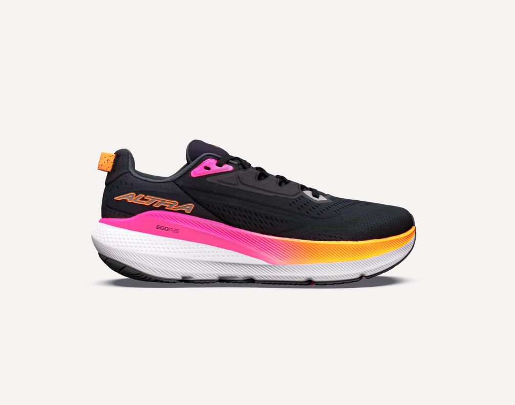 Altra FWD Via 2 Damen-Laufschuh in Schwarz, Pink und Orange mit Mesh-Obermaterial und weißer Zwischensohle, seitlich vor hellem Hintergrund gezeigt.