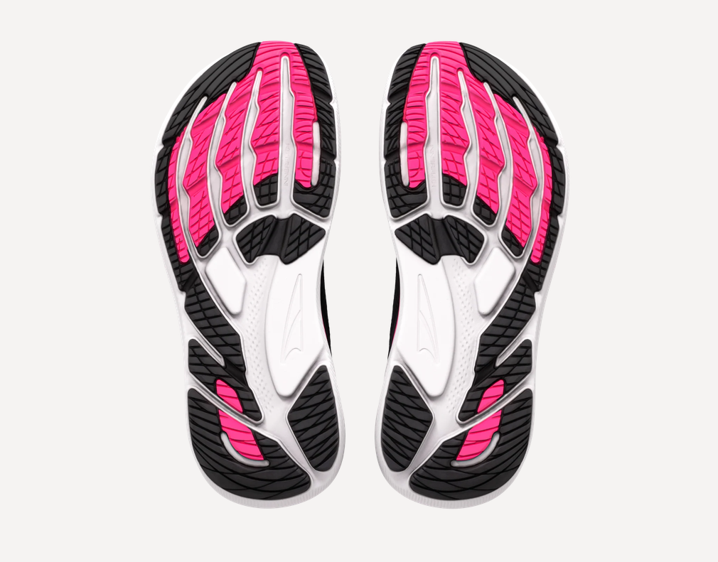 Altra FWD Via 2 Laufschuhe in Weiß, Schwarz und Pink mit sichtbaren Profilsohlen auf hellem Hintergrund.