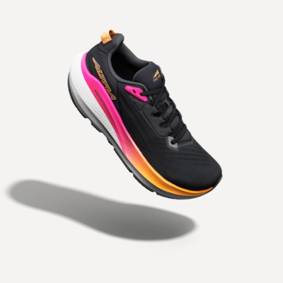 Altra FWD Via 2 Laufschuh in Schwarz mit pink-orangefarbener Zwischensohle, weißer Ferse und schwarzem Obermaterial, schwebend vor hellem Hintergrund mit weichem Schatten.