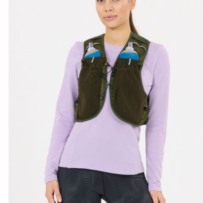 Genand Laufweste in Olive mit 2 Softflasks, getragen von einer Frau über einem hellvioletten Langarmshirt und dunkler Laufhose.