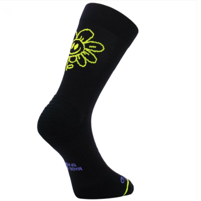 Sporcks Laufsocken Happy Days Black in Schwarz aus Textil mit gelbem Blumenmotiv, als einzelner hoher Socken auf weißem Hintergrund.