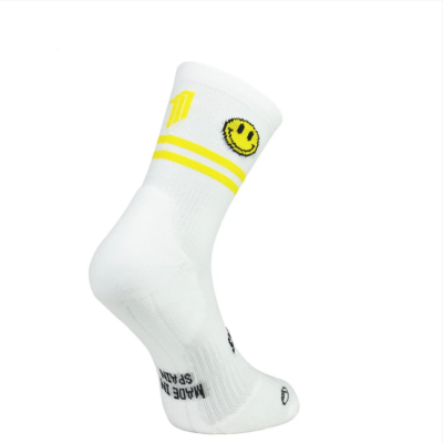 Sporcks Laufsocken Happy Run White in Weiß mit gelben Streifen und Smiley-Detail, als einzelne Socke auf weißem Hintergrund.