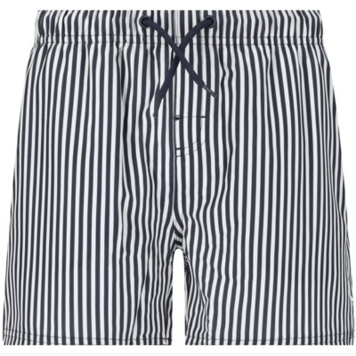 Badehose Fileyer Swim Short NOU von Fileyer in Marineblau mit weißen Streifen aus leichtem Stoff, mit Kordelzugbund und aufgesetzter Naht vorn.