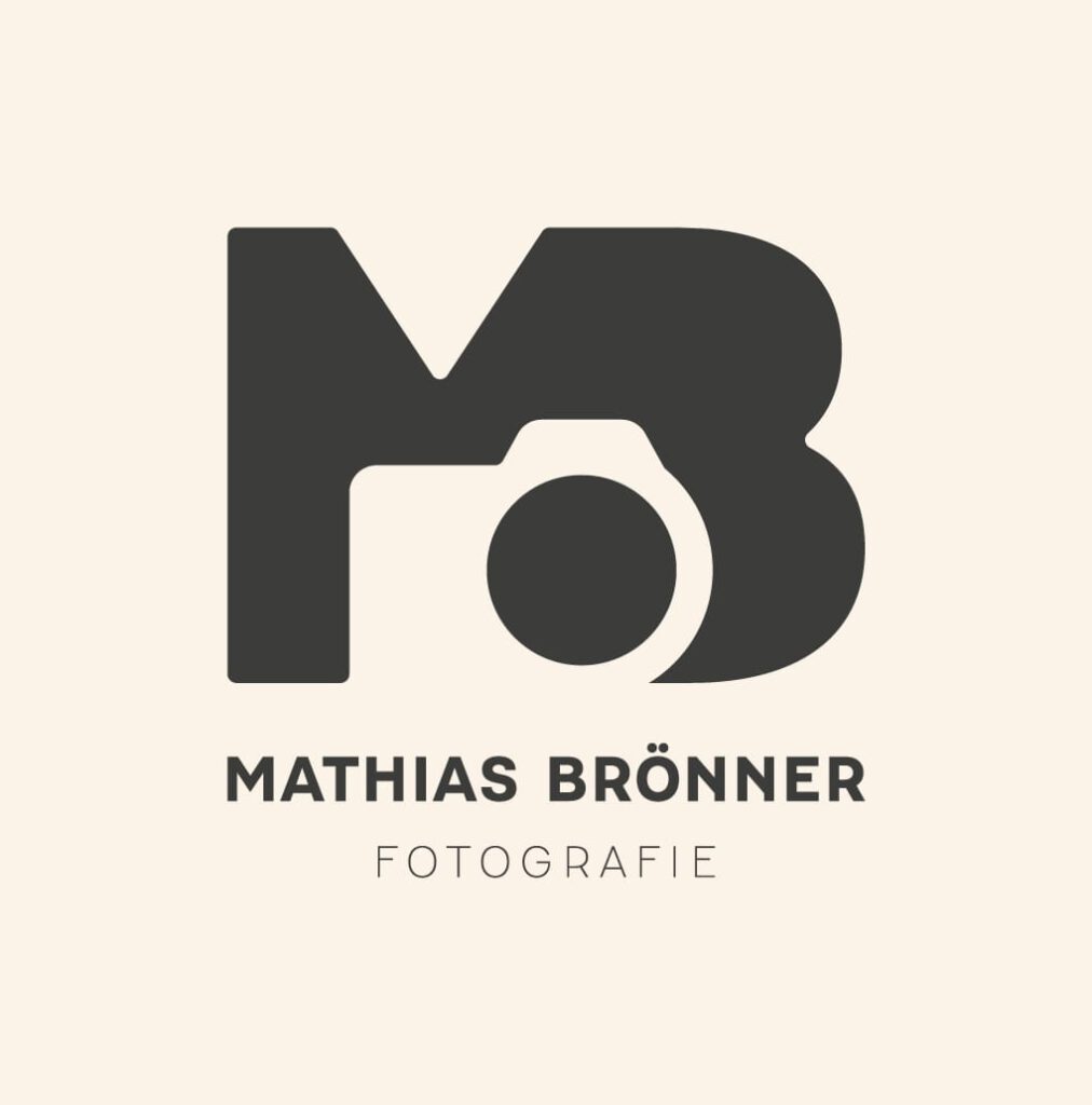 A black MB camera logo with the words Matthias Brรถnner Fotografie on a light beige background.