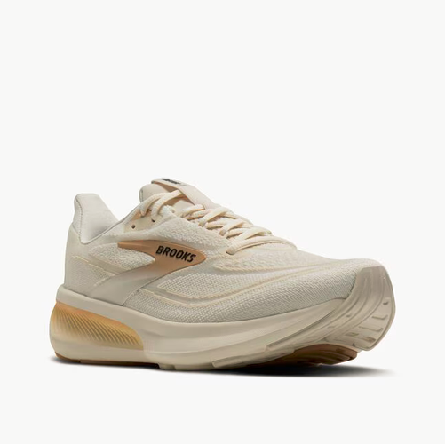 Brooks Revel 9 Damen Laufschuh in Beige aus Mesh und Synthetik mit flacher Sohle und sichtbarem Brooks-Logo, seitlich auf weißem Hintergrund gezeigt.